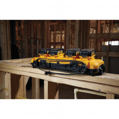 Keturvietis kroviklis Dewalt DCB104-QW, 12/20 V, Li-ion 1